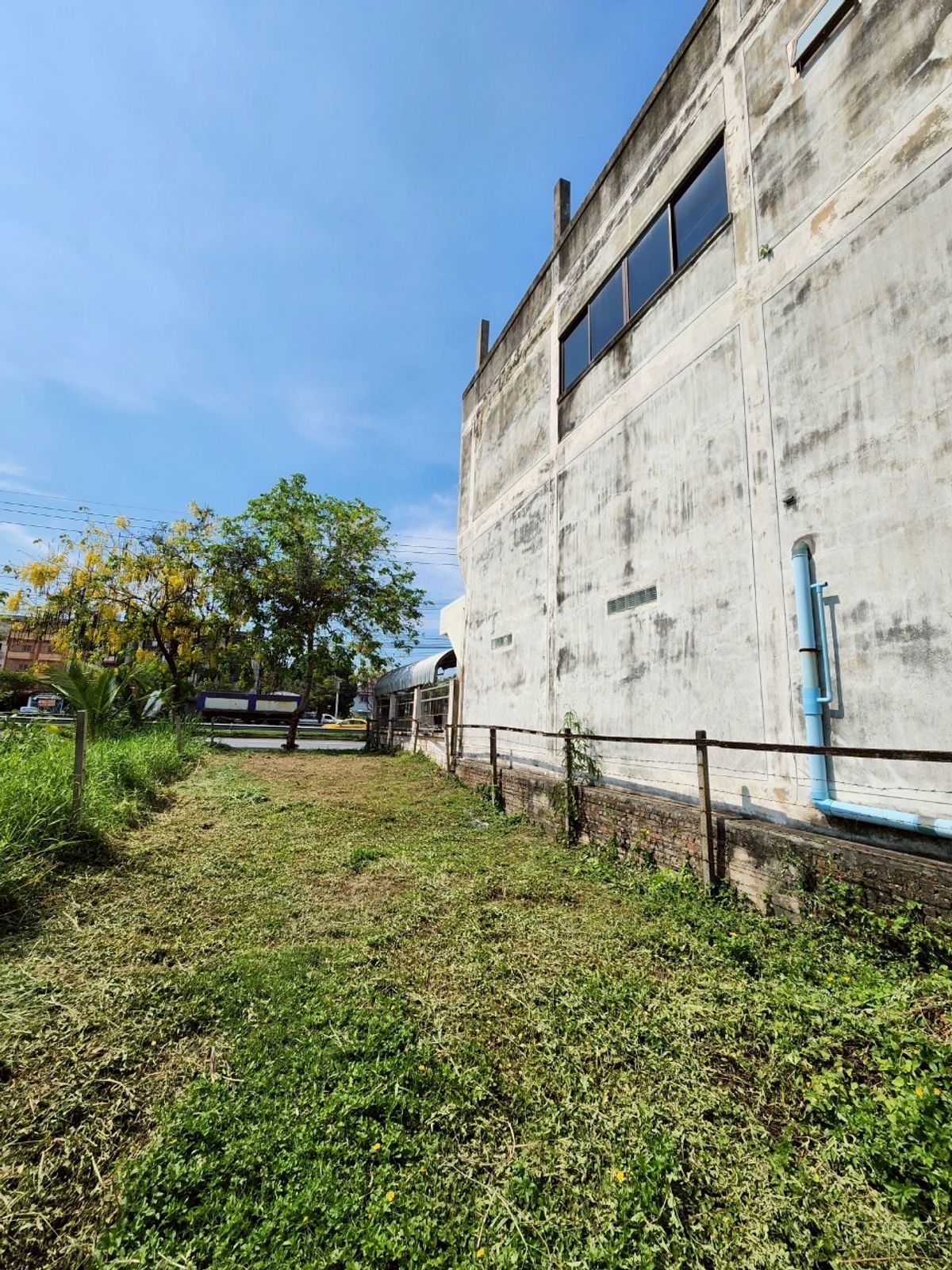 For SaleShop HousePinklao, Charansanitwong : For sale: 4-storey commercial building with vacant land, on Phra Borom Road, size 278 sq.w., with a building on 106 sq.w. of land, vacant land with no buildings, 172 sq.w.