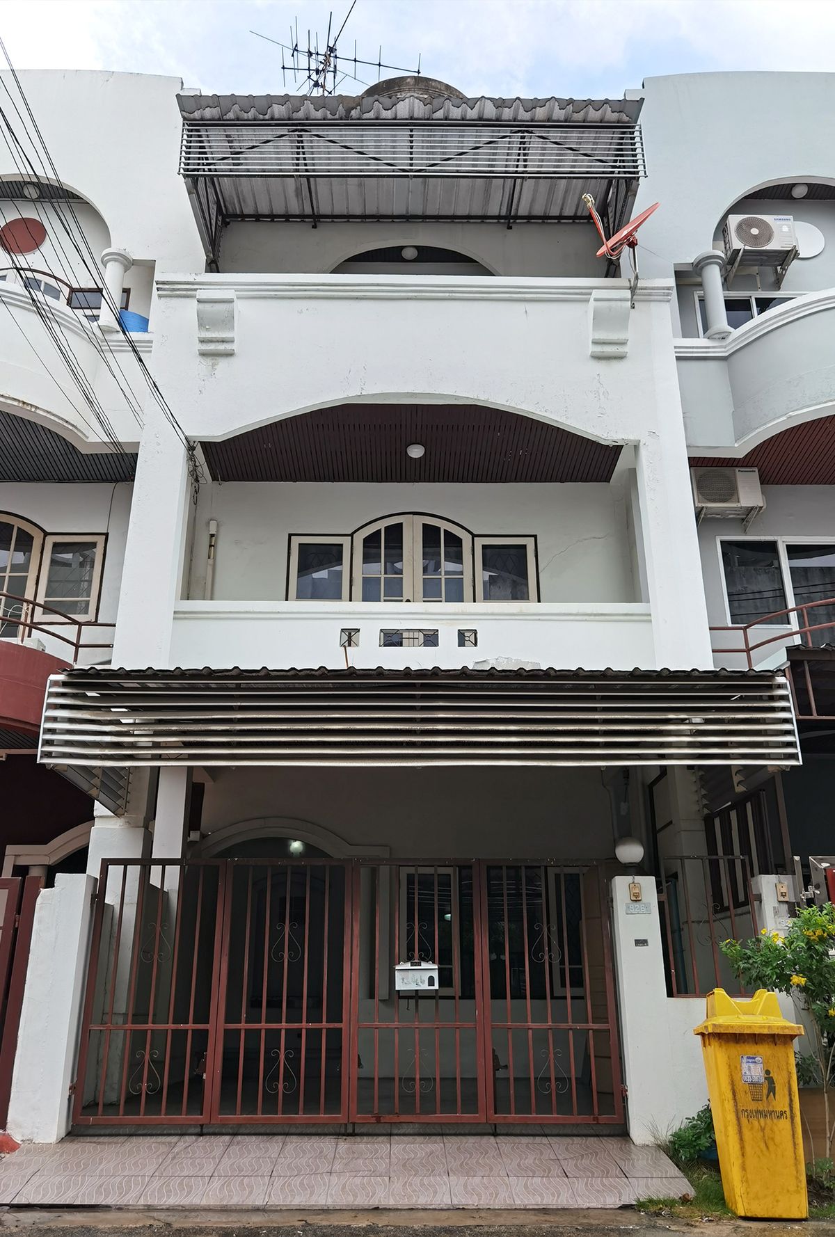 ขายทาวน์โฮมลาดพร้าว101 แฮปปี้แลนด์ : ทาวน์โฮม3ชั้น ม.บงกชพัฒนา ลาดพร้าว101 รีโนเวทใหม่สวย ใกล้ MRT เพียง800ม.