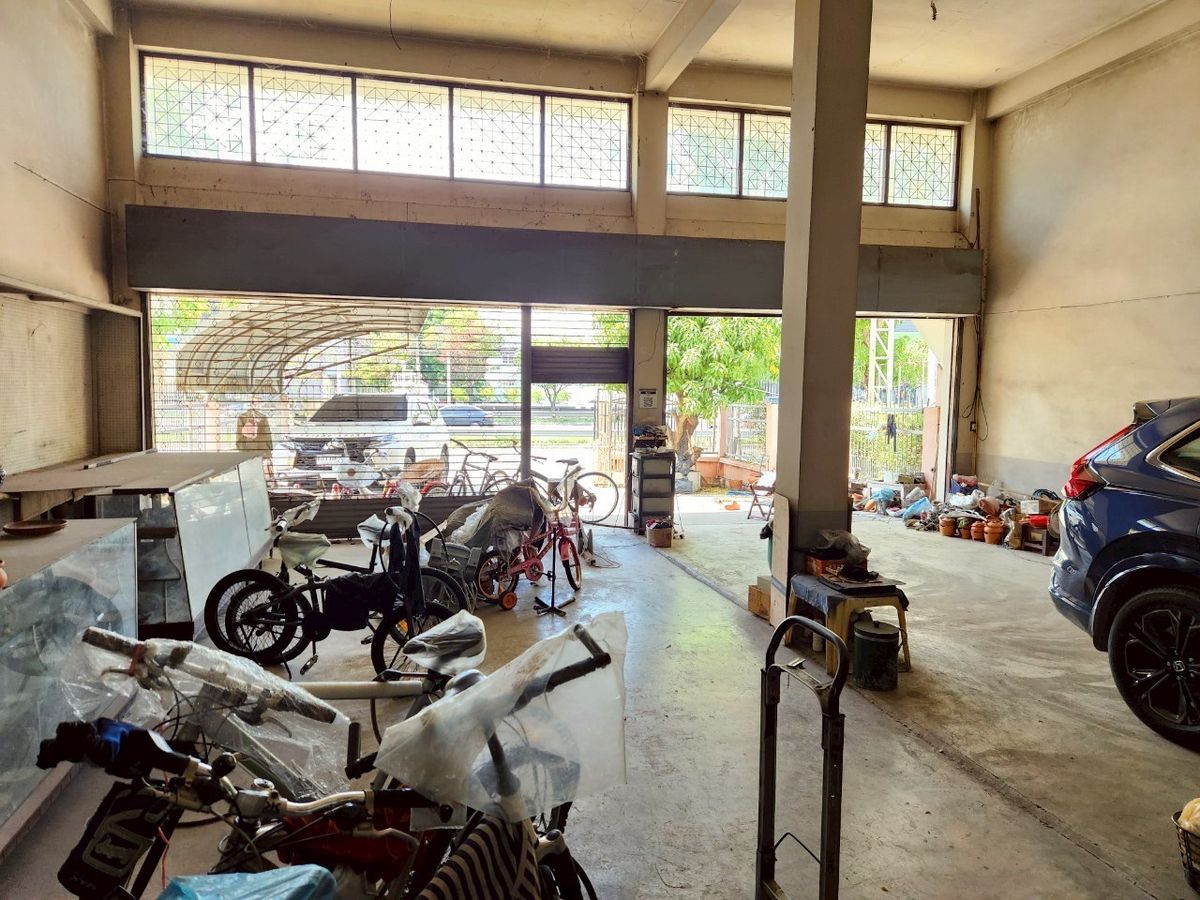 For SaleShop HousePinklao, Charansanitwong : For sale: 4-storey commercial building with vacant land, on Phra Borom Road, size 278 sq.w., with a building on 106 sq.w. of land, vacant land with no buildings, 172 sq.w.