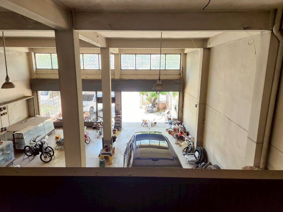 For SaleShop HousePinklao, Charansanitwong : For sale: 4-storey commercial building with vacant land, on Phra Borom Road, size 278 sq.w., with a building on 106 sq.w. of land, vacant land with no buildings, 172 sq.w.