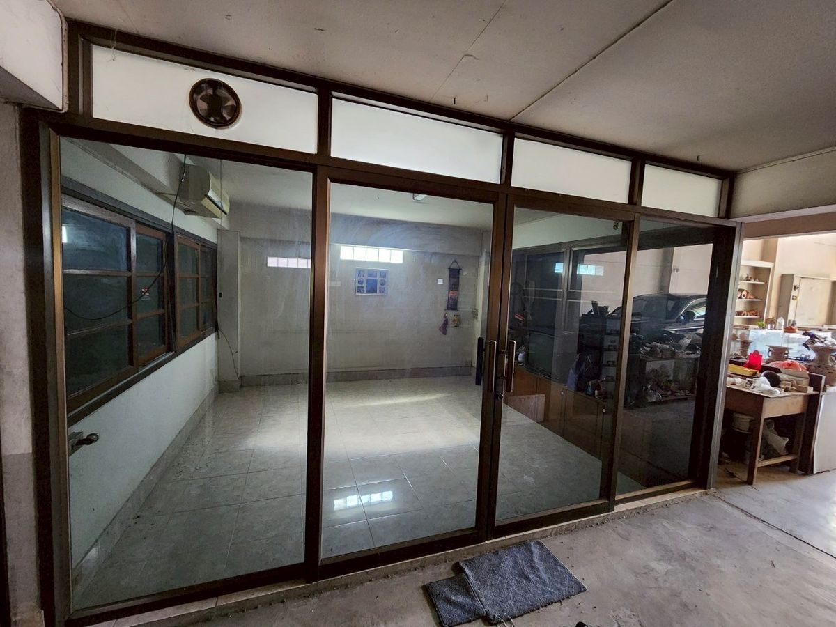 For SaleShop HousePinklao, Charansanitwong : For sale: 4-storey commercial building with vacant land, on Phra Borom Road, size 278 sq.w., with a building on 106 sq.w. of land, vacant land with no buildings, 172 sq.w.