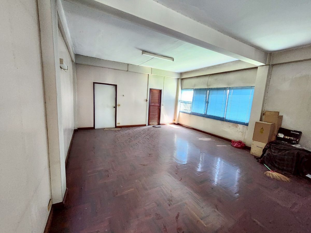 For SaleShop HousePinklao, Charansanitwong : For sale: 4-storey commercial building with vacant land, on Phra Borom Road, size 278 sq.w., with a building on 106 sq.w. of land, vacant land with no buildings, 172 sq.w.