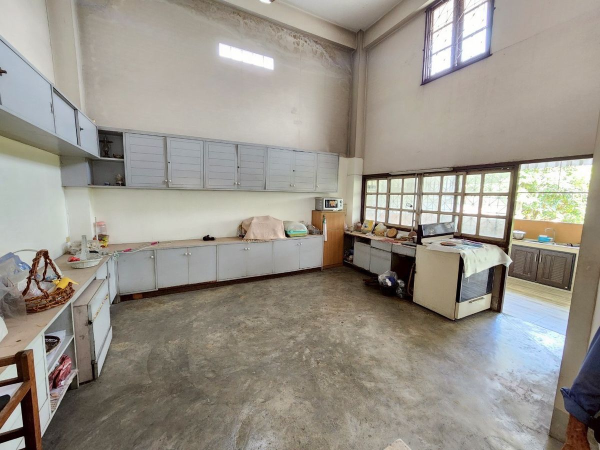 For SaleShop HousePinklao, Charansanitwong : For sale: 4-storey commercial building with vacant land, on Phra Borom Road, size 278 sq.w., with a building on 106 sq.w. of land, vacant land with no buildings, 172 sq.w.