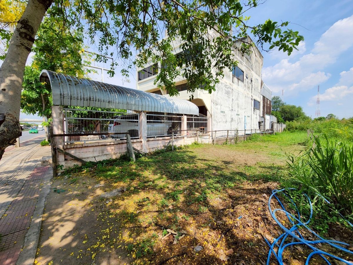 For SaleShop HousePinklao, Charansanitwong : For sale: 4-storey commercial building with vacant land, on Phra Borom Road, size 278 sq.w., with a building on 106 sq.w. of land, vacant land with no buildings, 172 sq.w.