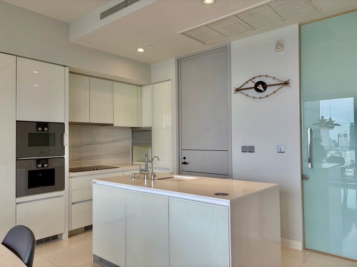 For SaleCondoSukhumvit, Asoke, Thonglor : 📢👇Sell with tenant til 16-10-26
Luxury Condo at Vittorio a top-tier residence located just steps from BTS Phromphong. Surrounded by world-class shopping malls, fine dining, and city life convenience.