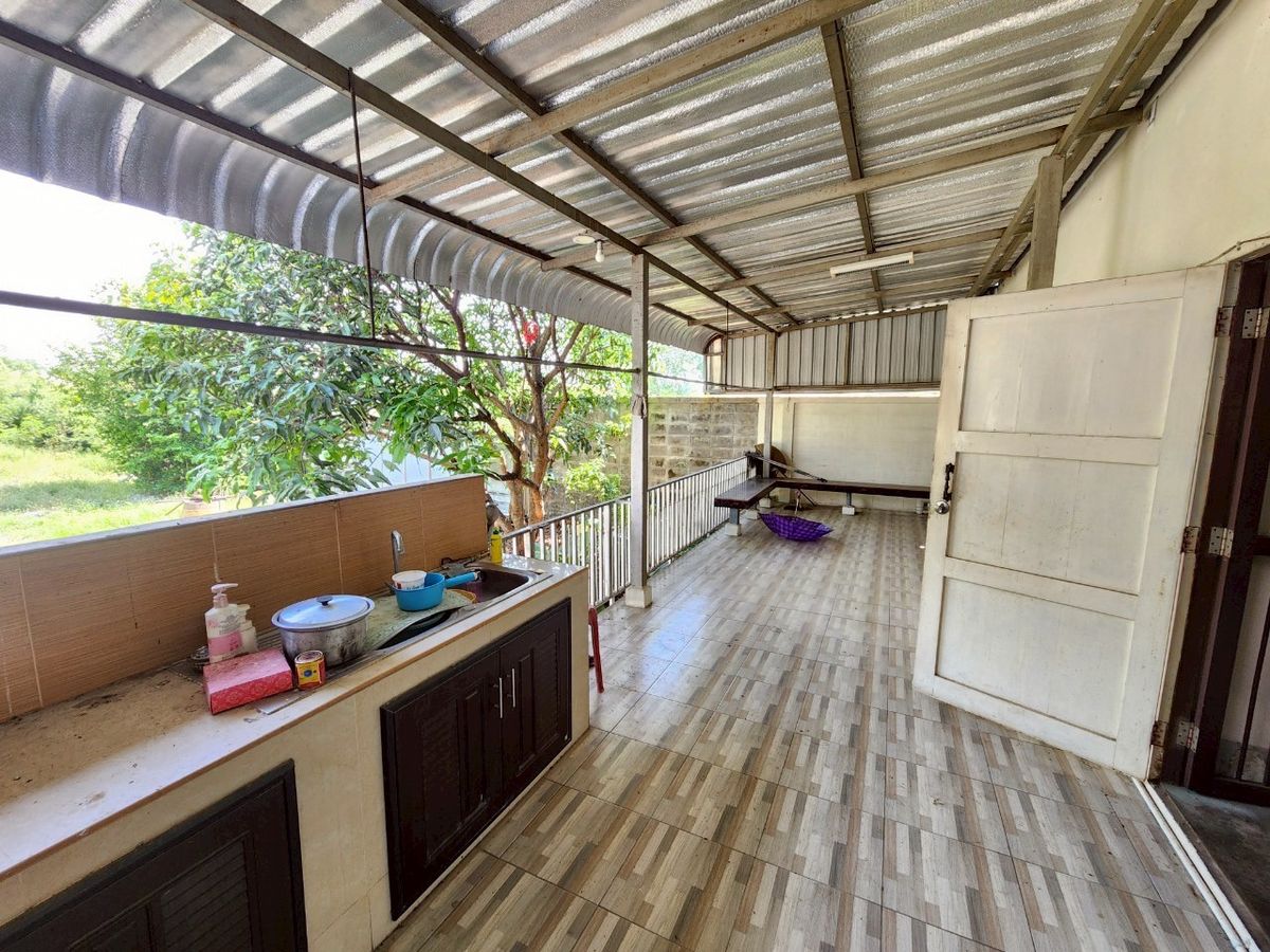 For SaleShop HousePinklao, Charansanitwong : For sale: 4-storey commercial building with vacant land, on Phra Borom Road, size 278 sq.w., with a building on 106 sq.w. of land, vacant land with no buildings, 172 sq.w.