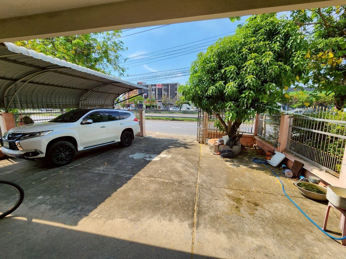 For SaleShop HousePinklao, Charansanitwong : For sale: 4-storey commercial building with vacant land, on Phra Borom Road, size 278 sq.w., with a building on 106 sq.w. of land, vacant land with no buildings, 172 sq.w.