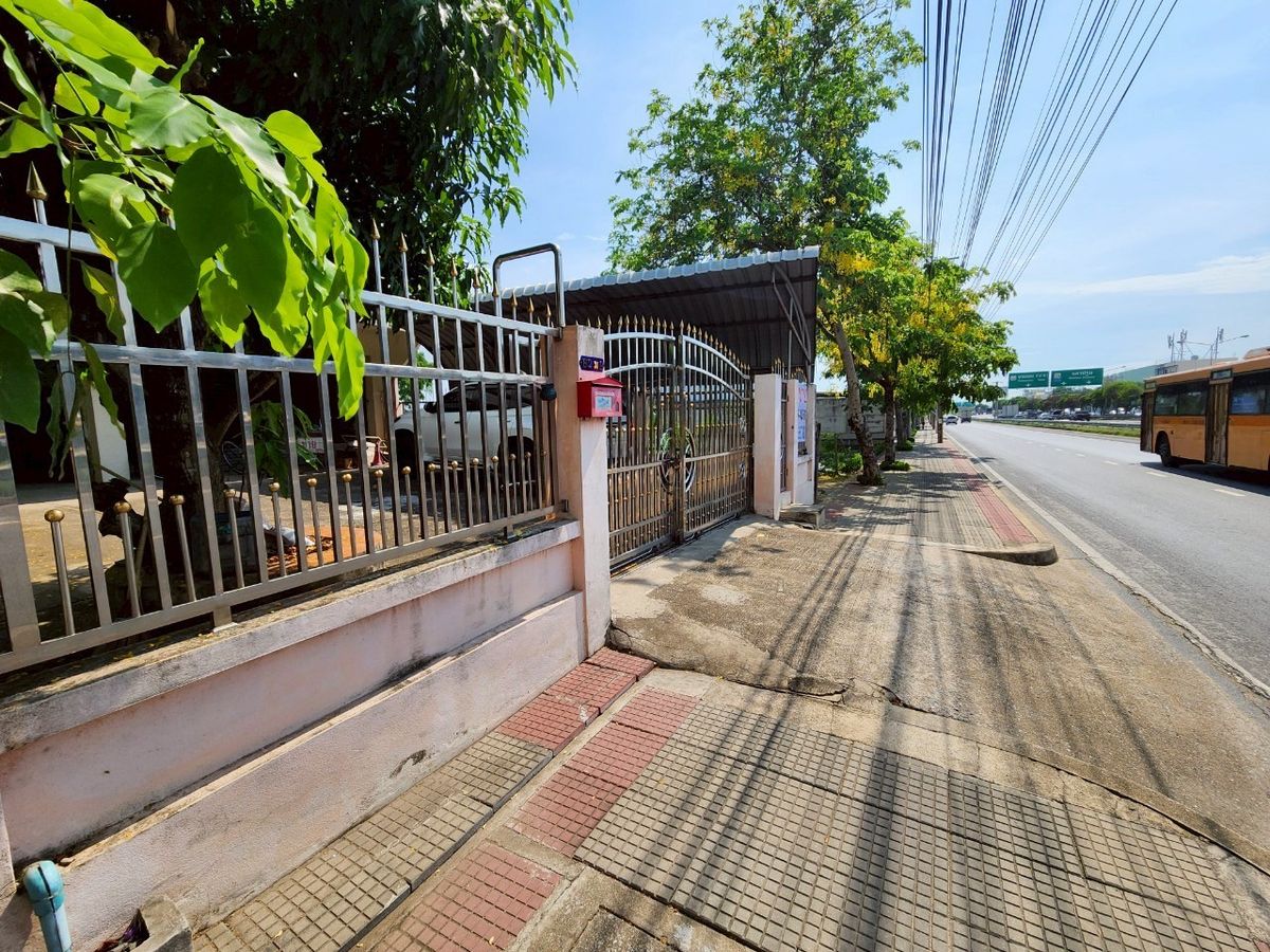 For SaleShop HousePinklao, Charansanitwong : For sale: 4-storey commercial building with vacant land, on Phra Borom Road, size 278 sq.w., with a building on 106 sq.w. of land, vacant land with no buildings, 172 sq.w.