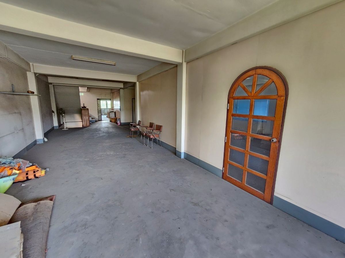 For SaleShop HousePinklao, Charansanitwong : For sale: 4-storey commercial building with vacant land, on Phra Borom Road, size 278 sq.w., with a building on 106 sq.w. of land, vacant land with no buildings, 172 sq.w.