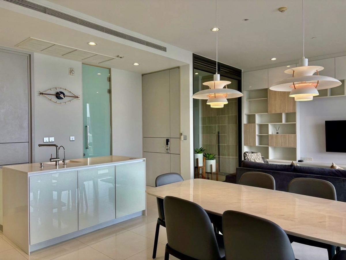 For SaleCondoSukhumvit, Asoke, Thonglor : 📢👇Sell with tenant til 16-10-26
Luxury Condo at Vittorio a top-tier residence located just steps from BTS Phromphong. Surrounded by world-class shopping malls, fine dining, and city life convenience.