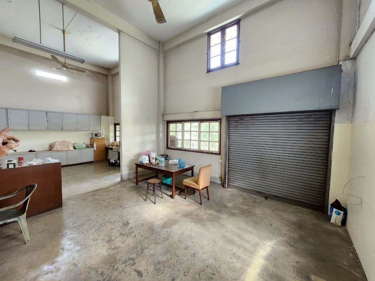 For SaleShop HousePinklao, Charansanitwong : For sale: 4-storey commercial building with vacant land, on Phra Borom Road, size 278 sq.w., with a building on 106 sq.w. of land, vacant land with no buildings, 172 sq.w.