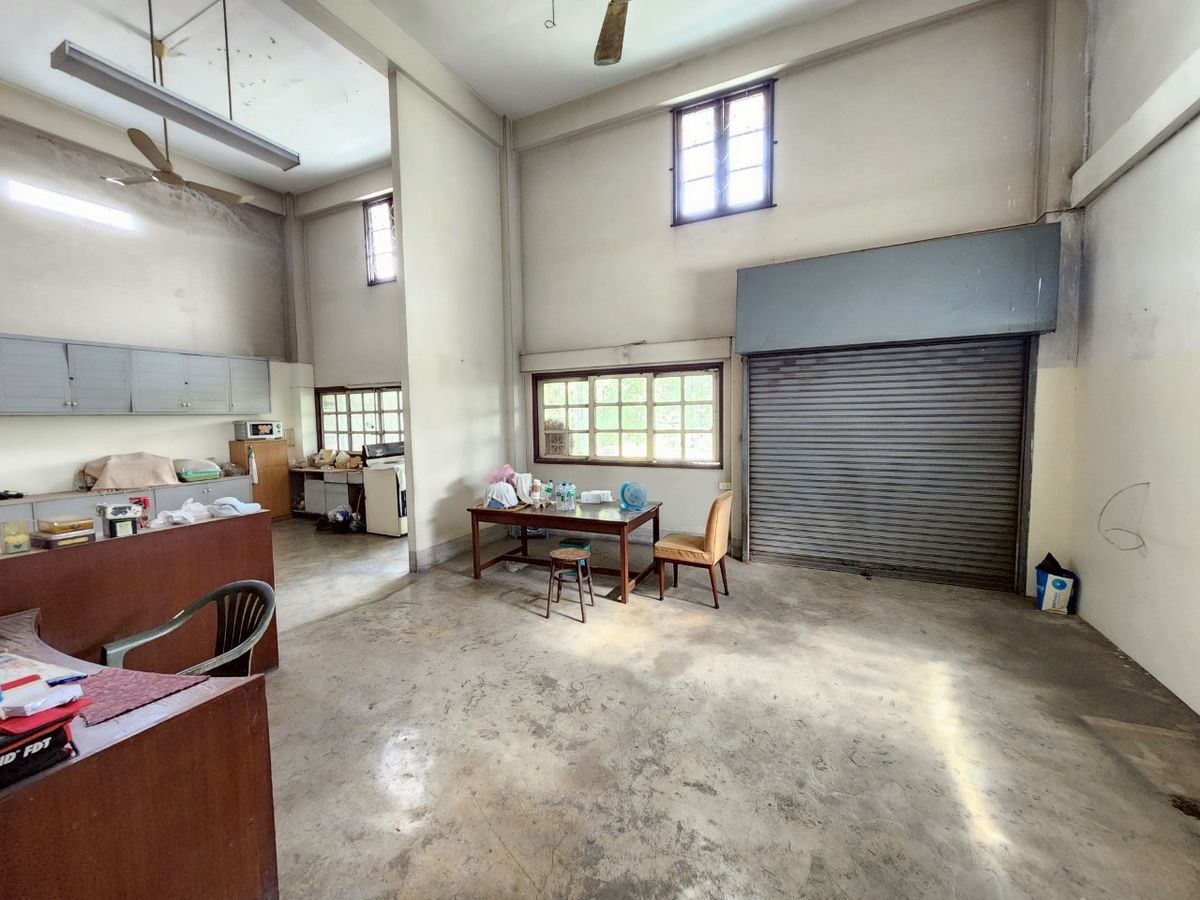 For SaleShop HousePinklao, Charansanitwong : For sale: 4-storey commercial building with vacant land, on Phra Borom Road, size 278 sq.w., with a building on 106 sq.w. of land, vacant land with no buildings, 172 sq.w.