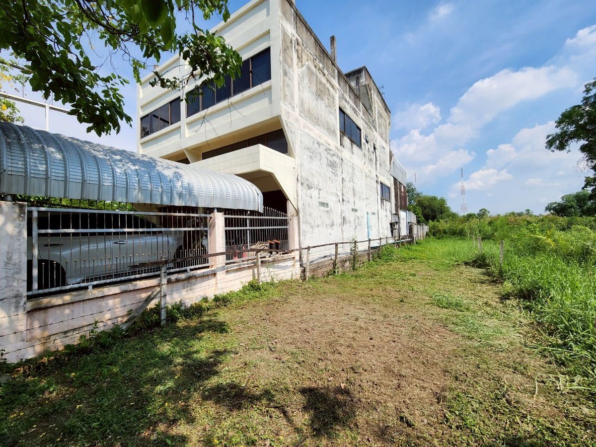 For SaleShop HousePinklao, Charansanitwong : For sale: 4-storey commercial building with vacant land, on Phra Borom Road, size 278 sq.w., with a building on 106 sq.w. of land, vacant land with no buildings, 172 sq.w.