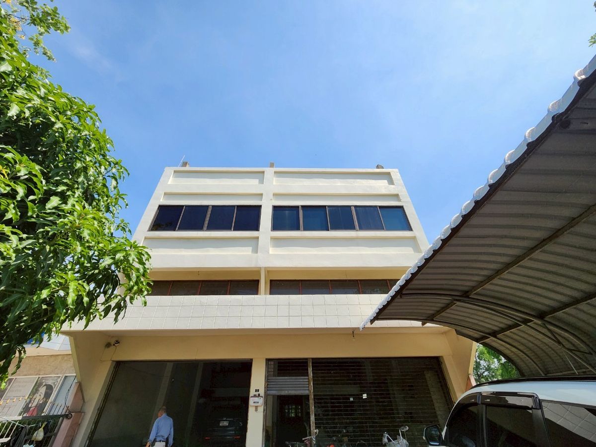 For SaleShop HousePinklao, Charansanitwong : For sale: 4-storey commercial building with vacant land, on Phra Borom Road, size 278 sq.w., with a building on 106 sq.w. of land, vacant land with no buildings, 172 sq.w.