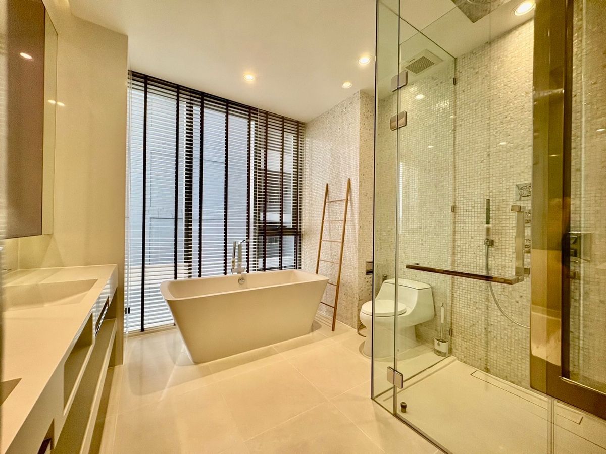 For SaleCondoSukhumvit, Asoke, Thonglor : 📢👇Sell with tenant til 16-10-26
Luxury Condo at Vittorio a top-tier residence located just steps from BTS Phromphong. Surrounded by world-class shopping malls, fine dining, and city life convenience.