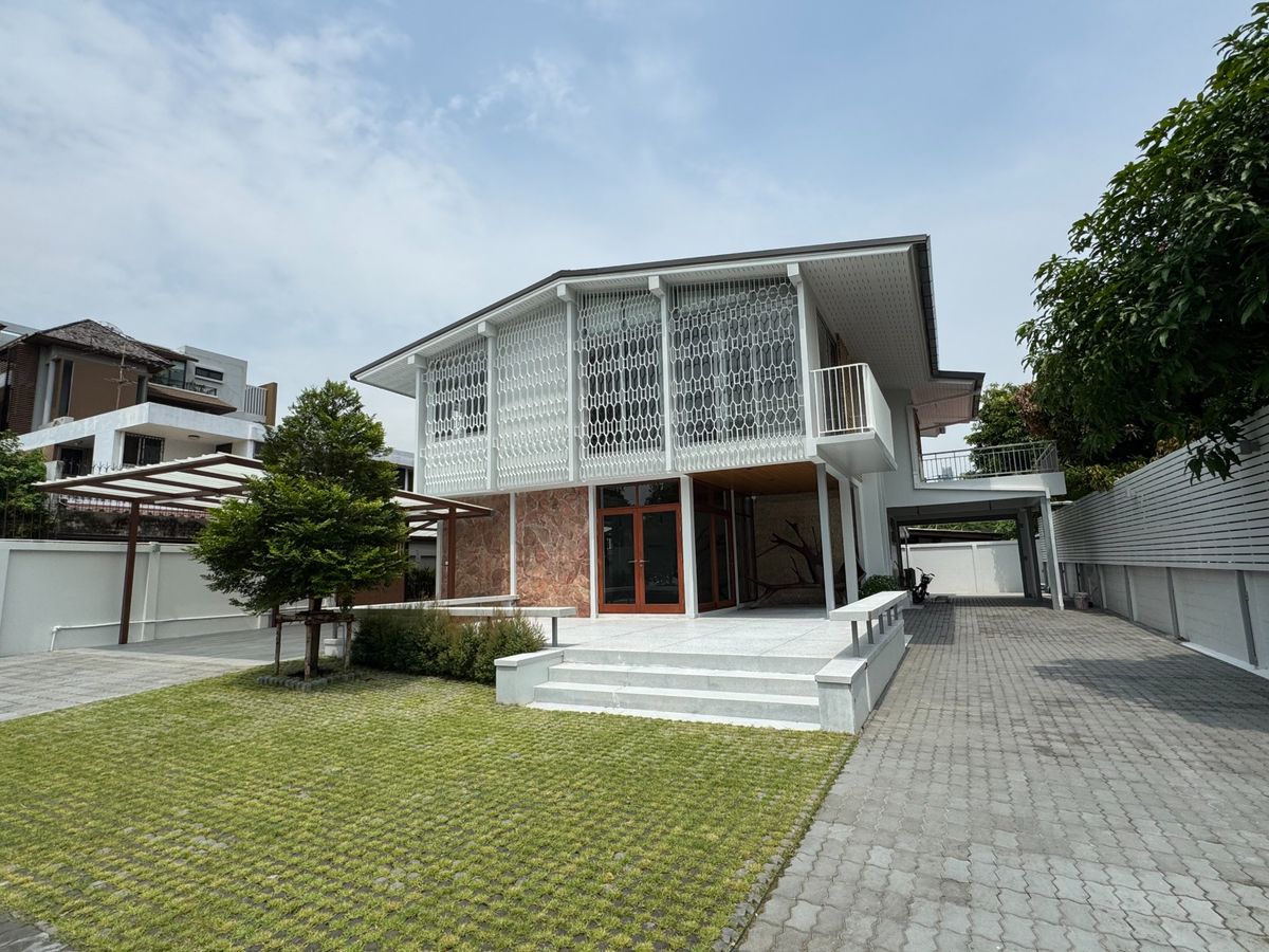 For RentHouseSukhumvit, Asoke, Thonglor : 🏠 New Renovate House for Rent - Soi Pridi Phanomyong 25 (Ekkamai Soi 10) - only 750 meters from Sukhumvit 71 (Property Code: LM000656)