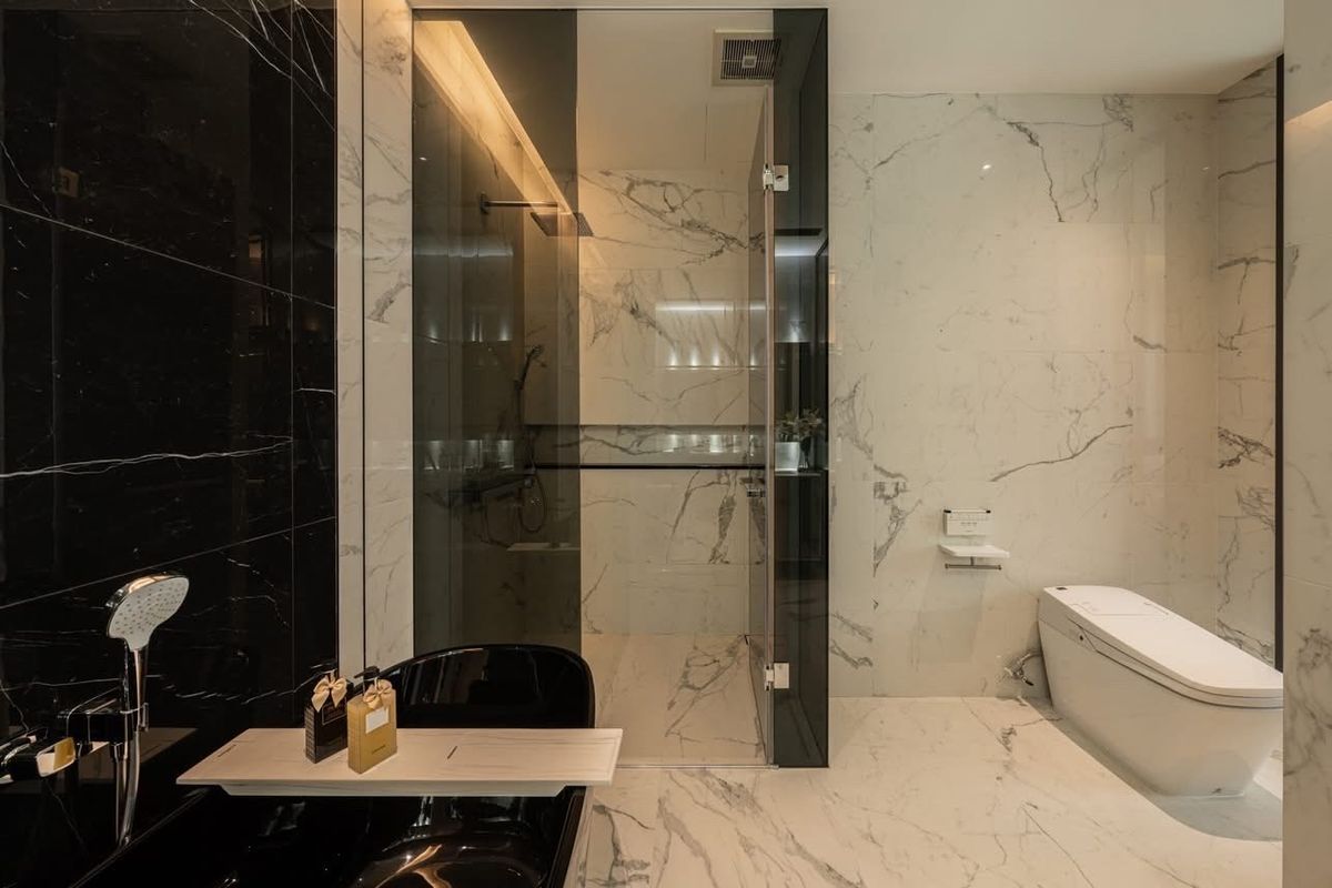 ขายคอนโดสุขุมวิท อโศก ทองหล่อ : ขายพร้อมผู้เช่า ถึง พฤษภาคม 2569
โอกาสดีที่จะได้ครอบครองหรือเช่าคอนโดหรูในย่านที่มีศักยภาพสูงสุดของกรุงเทพฯคอนโดหรูให้เช่าและขาย – The Bangkok Thonglor เหมาะทั้งอยู่อาศัยและลงทุน!