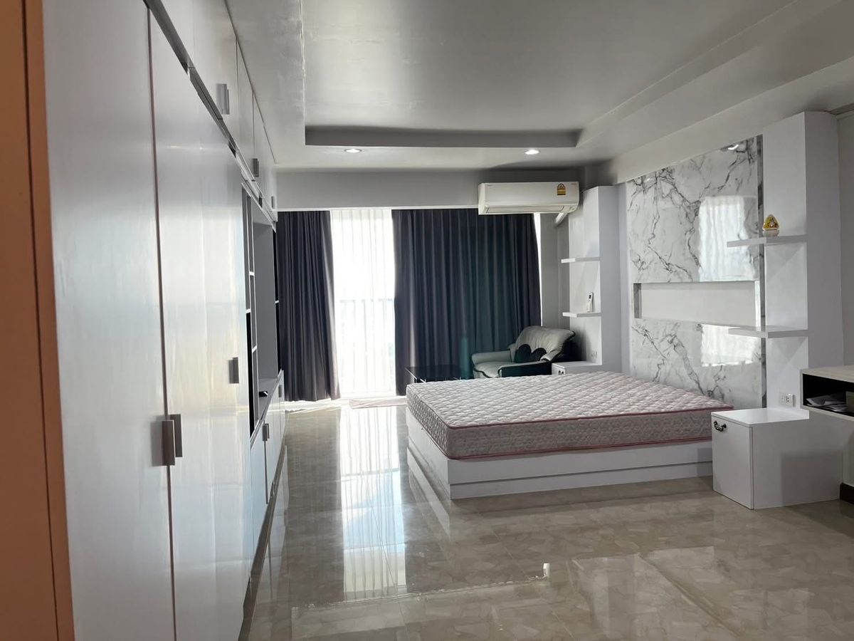 For RentCondoPattaya, Bangsaen, Chonburi : Rent 1 Bed into the Sombat Pattaya Condotel Palace.