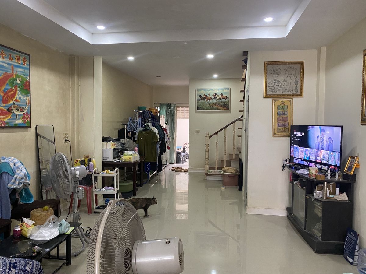 ขายทาวน์โฮมลาดพร้าว101 แฮปปี้แลนด์ : ขายด่วน! ทาวน์เฮ้าส์2ชั้น ใกล้สถานีBTS ลาดพร้าว101 3น.2น.1แอร์บ้านใหม่ 2ปี
ต่อเติมหลังคาทั้งหน้า-หลังบ้าน ทางลัดไปถนนเลียบทางด่วนเอกมัยรามอินทรา(ราคาต่อรองได้)