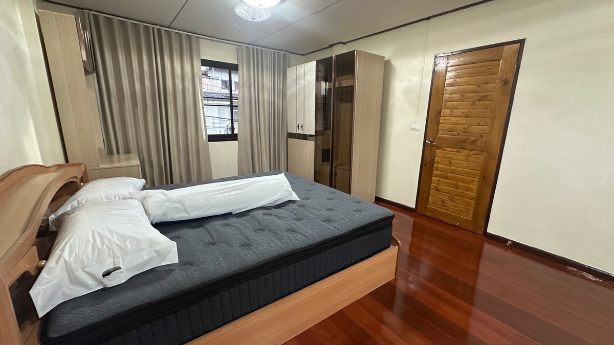 Ratchada area, 2 -story house, 45 sq.w., 200 sq.m., 2 water Huai Khwang 4air conditioner with Ferre, KIS International School 900 M.4 Loading...