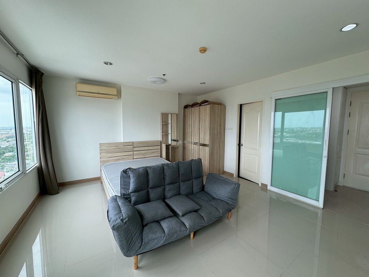 For RentCondoBang kae, Phetkasem : New renovated ready to stay. The wide room is comfortable, attached to Petchkasem.