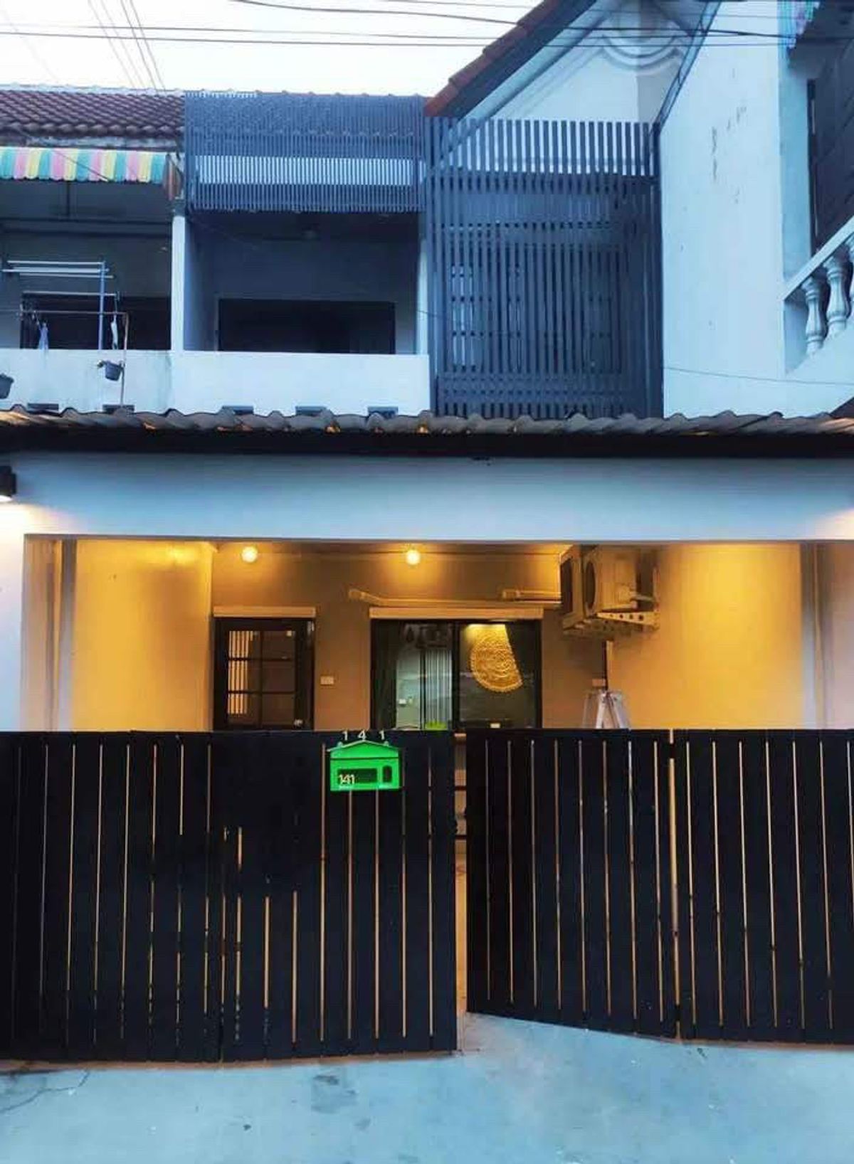 ให้เช่าบ้านวิภาวดี ดอนเมือง หลักสี่ : ให้เช่าบ้านรีโนเวทใหม่สไตล์ modern tropical resort ในซอยสรงประภาซอย 1 อยู่ตรงข้ามสนามบินดอนเมือง เดินทางสะดวกใกล้กับแนวรถไฟฟ้าสายสีแดง และทางด่วน สนใจทักได้เลยค่า