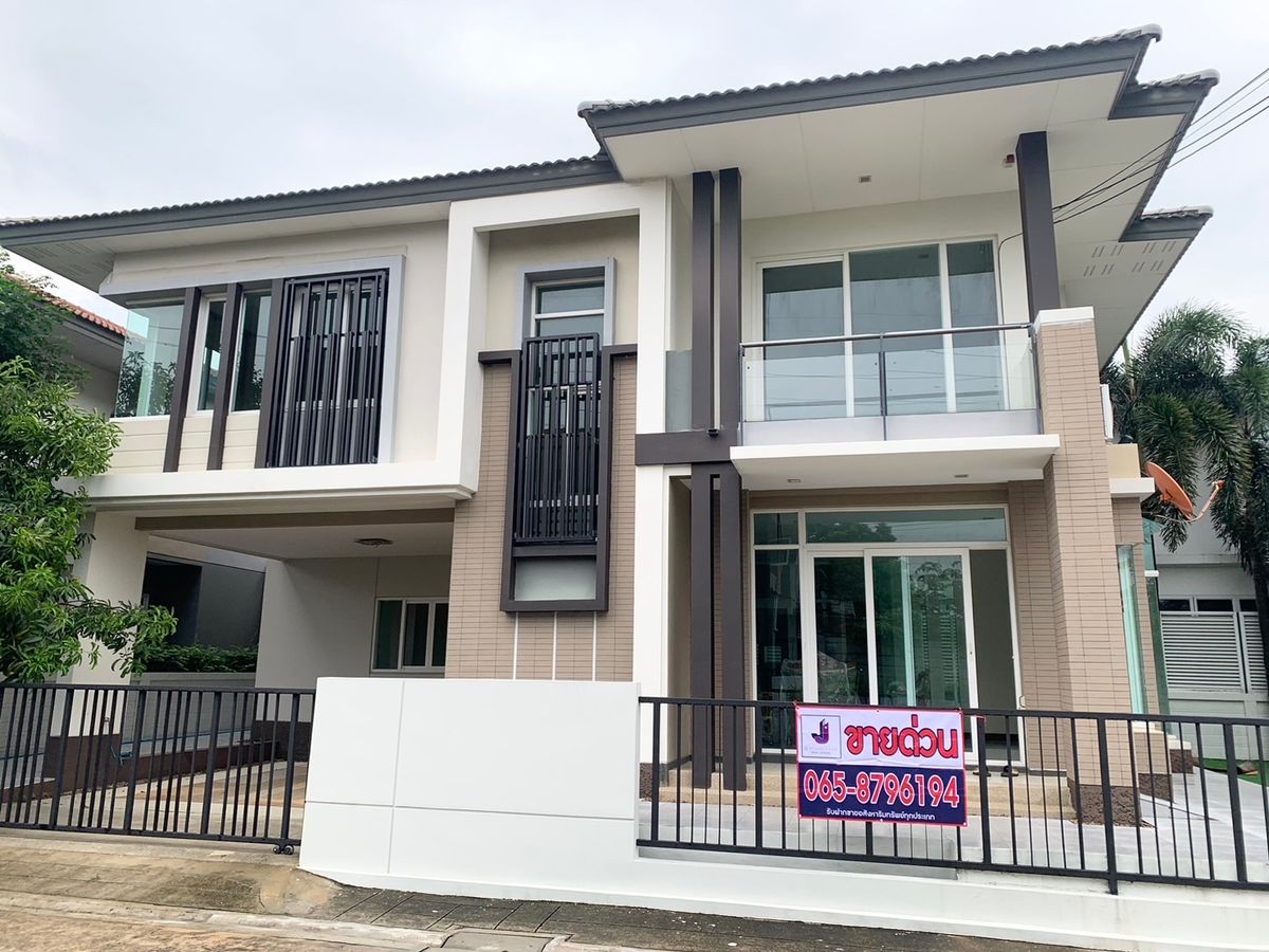 ขายบ้านปิ่นเกล้า จรัญสนิทวงศ์ : ขายด่วนบ้านเดี่ยวบนทำเลทอง ใกล้โรงเรียน,ห้างฯ  หน้าบ้านไพรเวท เนื้อที่ 65.6 ตารางวา พื้นที่ใช้สอย 260 ตารางเมตร พร้อมแอร์ 5 เครื่อง แถมผ้าม่านทั้งหลังฟรี