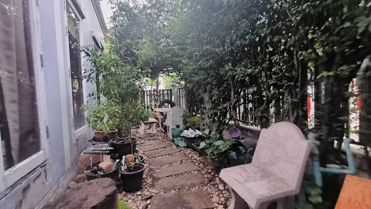 For SaleTownhomePathum Thani,Rangsit, Thammasat : Corner townhouse, large area with koi pond, can park up to 4 cars.