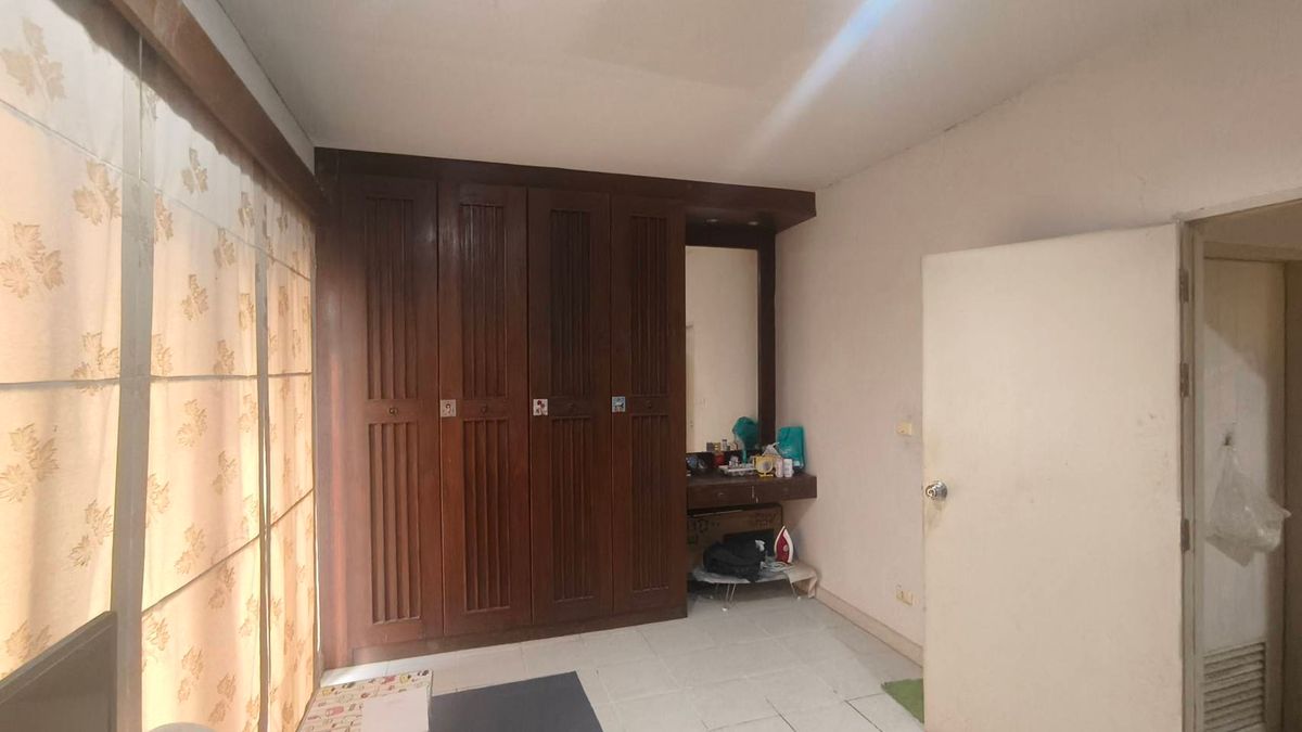 For SaleTownhomePathum Thani,Rangsit, Thammasat : Corner townhouse, large area with koi pond, can park up to 4 cars.