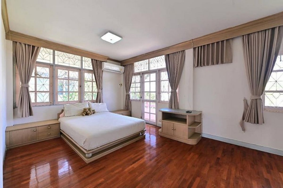 ให้เช่าบ้านมีนบุรี-ร่มเกล้า : ให้เช่าบ้านเดี่ยว 2 ชั้นใกล้ทะเลสาบ ใกล้โรงเรียนเตรียมอุดมน้อมเกล้า ใกล้รถไฟฟ้าสถานีน้อมเกล้า ใกล้ตลาดสัมมากร ใกล้มอเตอร์เวย์ ใกล้โรงเรียนนานาชาติร่วมฤดี โครงการโฮมเพลส รามคำแหง 140 