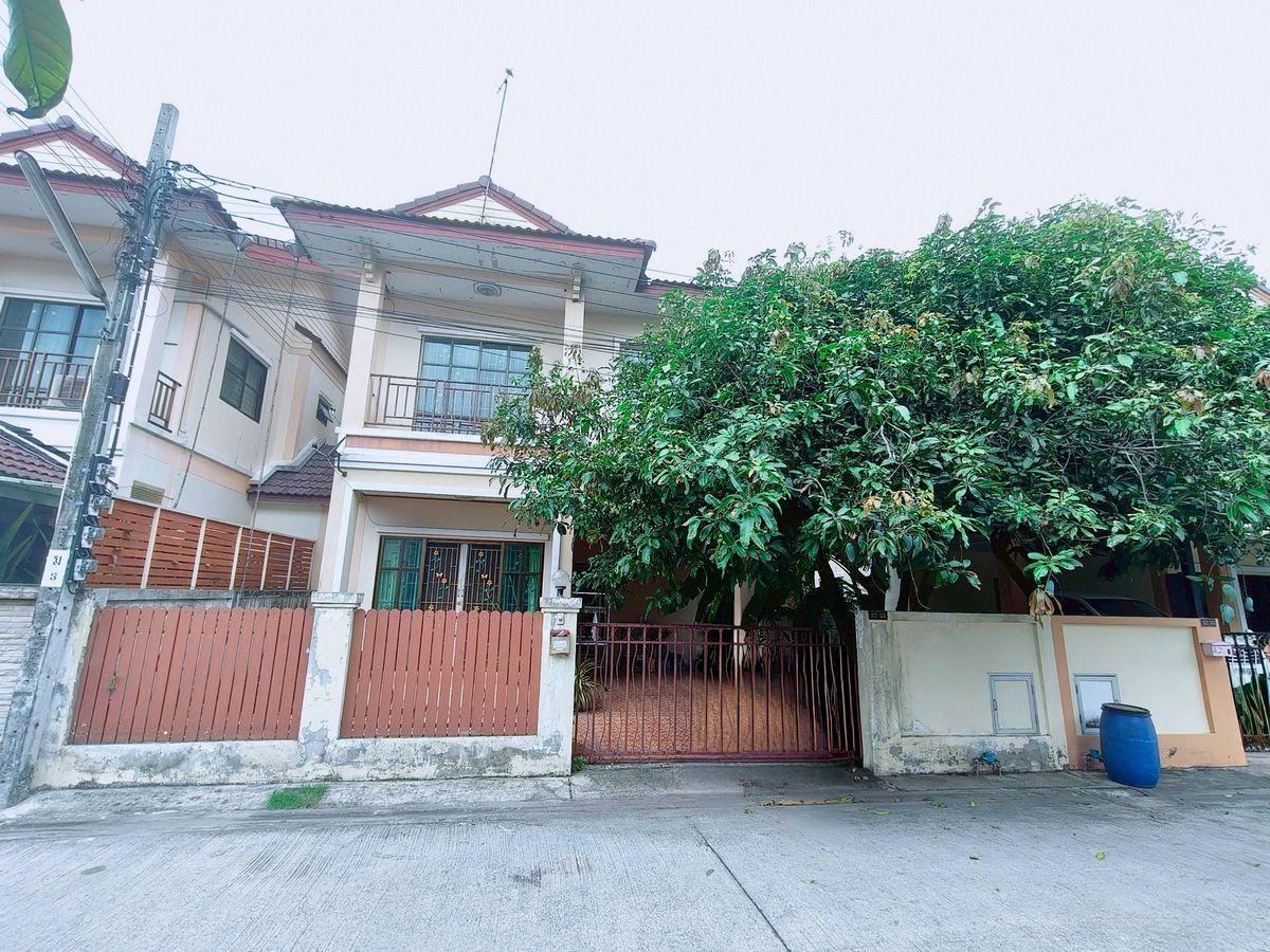 For SaleMin Buri, Romklao : 2 -storey twin houses are sold at a condition of 150 meters away from the road. The project is near the market near the shopping area.  M. Full Siripa 2, Nong Chok, Bangkok