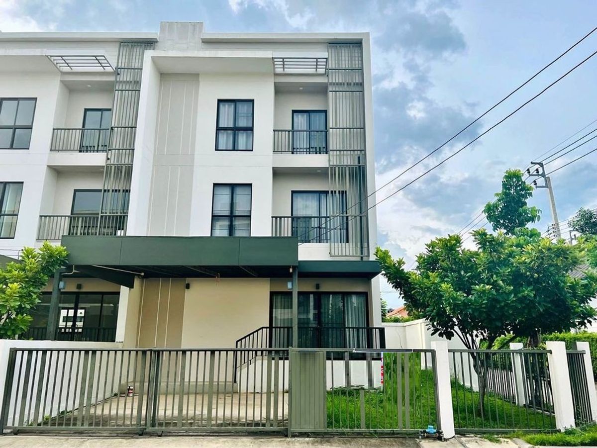 ให้เช่าทาวน์โฮมพัฒนาการ ศรีนครินทร์ : B824 ให้ทาวน์โฮม 3ชั้นเนื้อที่ 30 ตารางวา โครงการ Villa Albero ถนนกรุงเทพกรีฑา