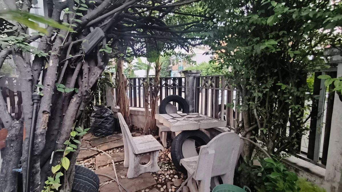 For SaleTownhomePathum Thani,Rangsit, Thammasat : Corner townhouse, large area with koi pond, can park up to 4 cars.