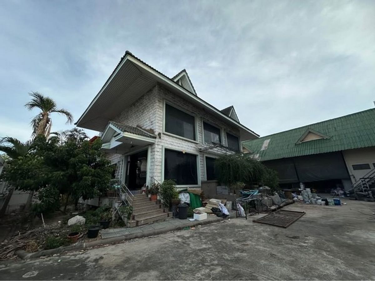 For SaleLandOnnut, Udomsuk : HR2440 Land for sale with buildings, area 217 sq.w., Soi Onnut, near the Yellow Line Skytrain Sri Nuch Station