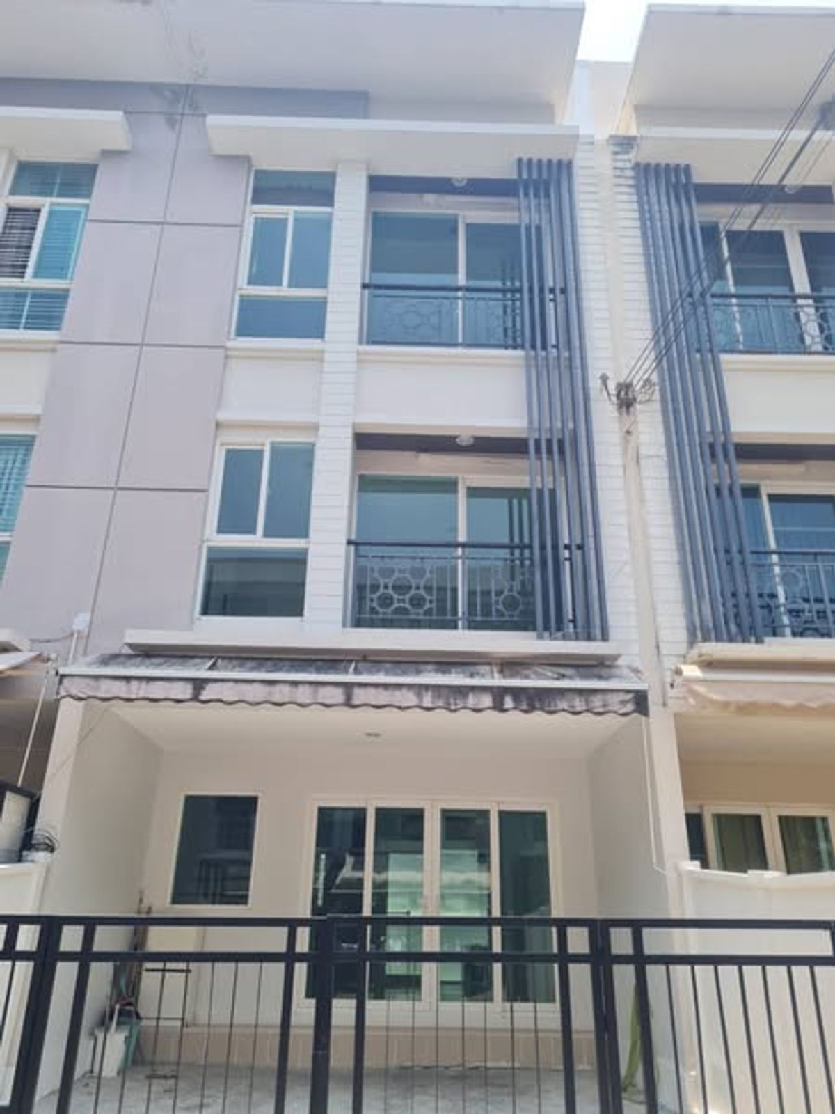 ขายทาวน์โฮมพัฒนาการ ศรีนครินทร์ : รีโนเวทแล้ว 19.9ตรวา 3นอน3น้ำ ทาวน์โฮม 3 ชั้น บ้านกลางเมือง พระราม 9 (มอเตอร์เวย์)