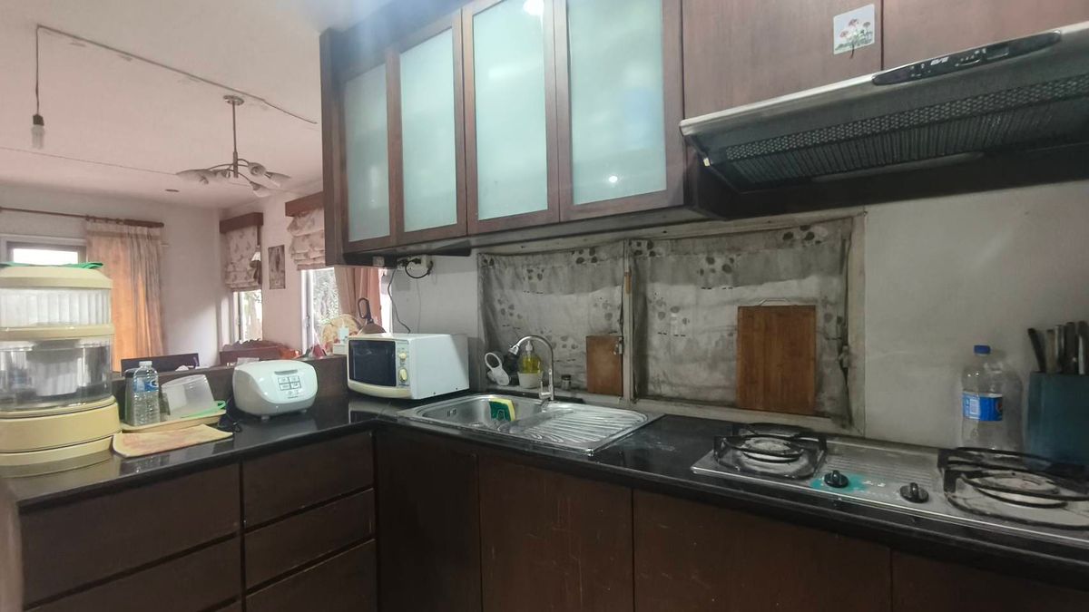 For SaleTownhomePathum Thani,Rangsit, Thammasat : Corner townhouse, large area with koi pond, can park up to 4 cars.