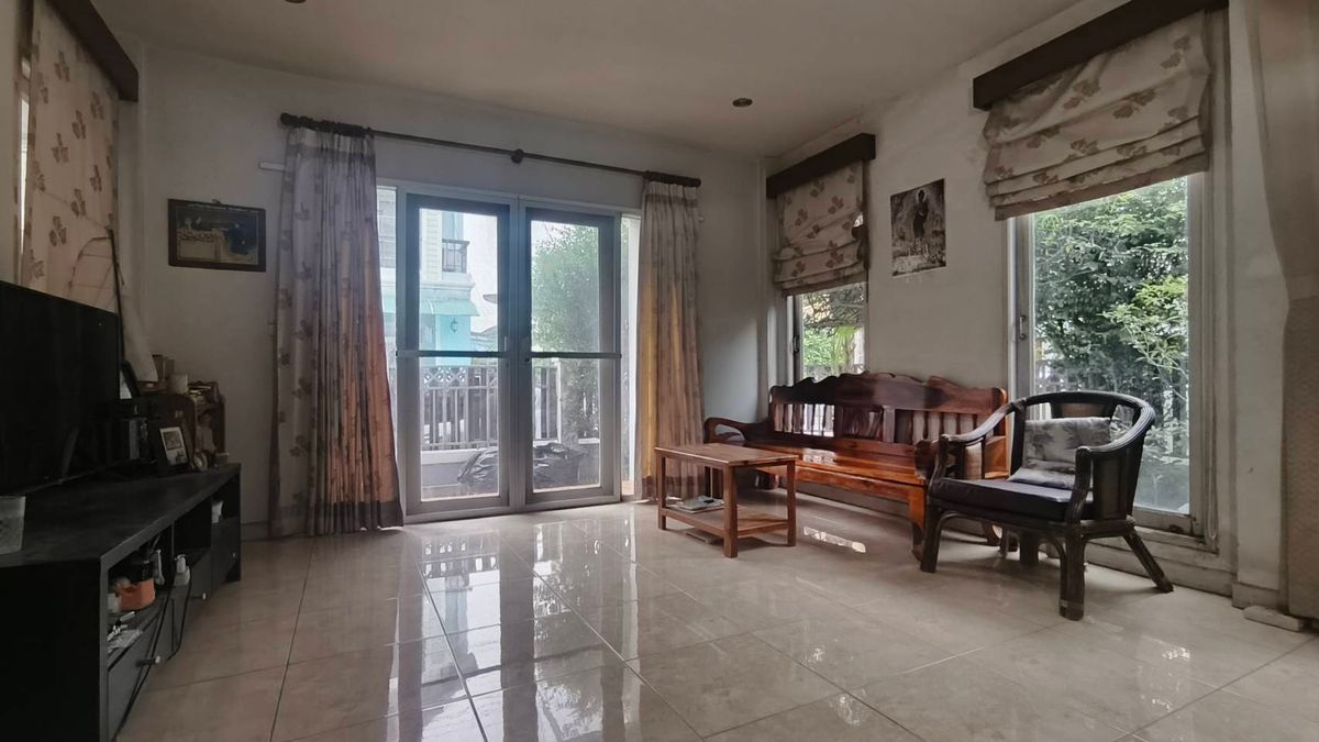 For SaleTownhomePathum Thani,Rangsit, Thammasat : Corner townhouse, large area with koi pond, can park up to 4 cars.