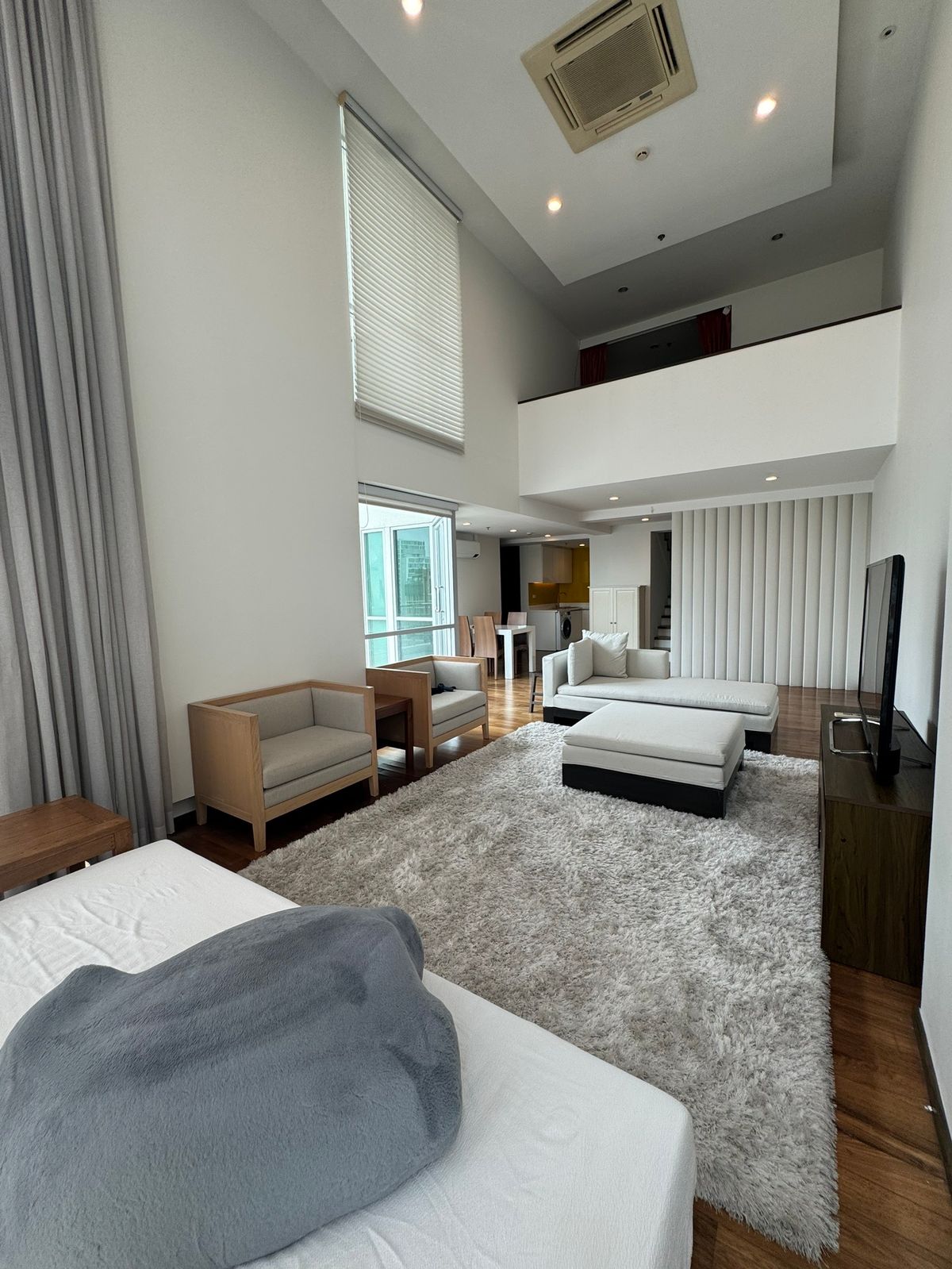 For RentCondoWitthayu, Chidlom, Langsuan, Ploenchit : The Rajdamri - 2 Bedroom Corner Duplex on the Top Floor