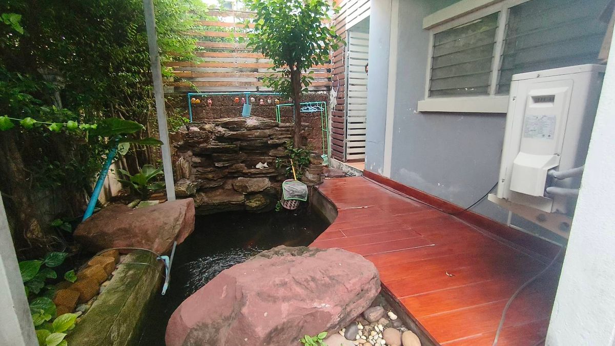 For SaleTownhomePathum Thani,Rangsit, Thammasat : Corner townhouse, large area with koi pond, can park up to 4 cars.