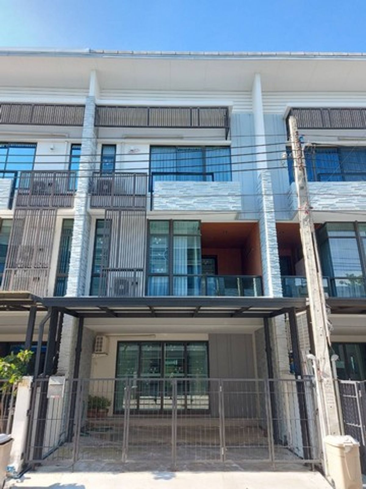 For RentTownhomeSamut Prakan,Samrong : HR2435 3 -story townhome for rent, Playx Bangna Project, convenient to travel near Mega Bangna near the expressway.