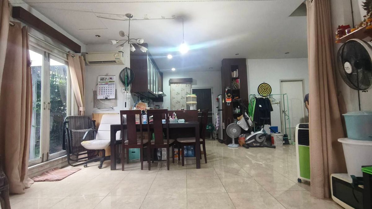 For SaleTownhomePathum Thani,Rangsit, Thammasat : Corner townhouse, large area with koi pond, can park up to 4 cars.