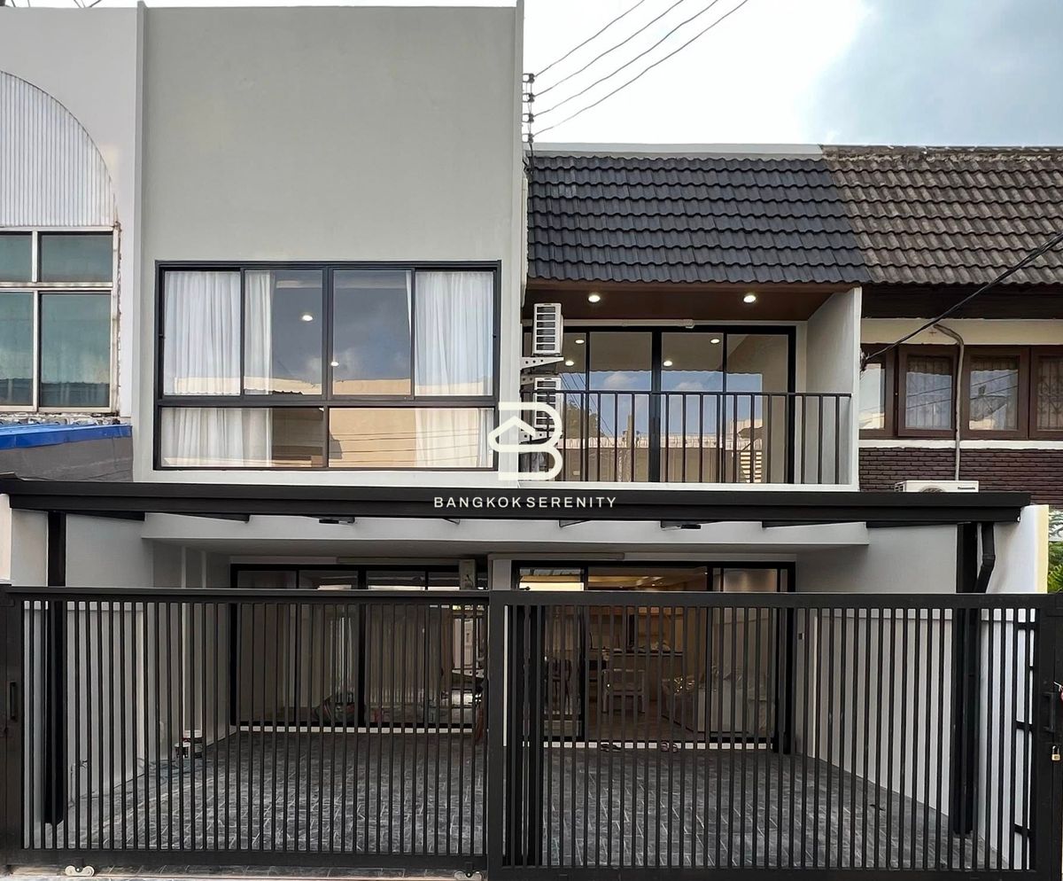 ทาวน์โฮมอ่อนนุช อุดมสุข : Stand Alone Townhouse for rent at Sukhumvit-Ekamai  Located on Ekamai 22-Prei 44 4 Bedrooms , 3 bathrooms plus function which can converted to other bedroom Onsen suit for a family 5 Air conditioners Fully furnished with all electric appliances 2 Cars par