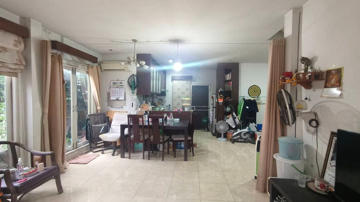 For SaleTownhomePathum Thani,Rangsit, Thammasat : Corner townhouse, large area with koi pond, can park up to 4 cars.