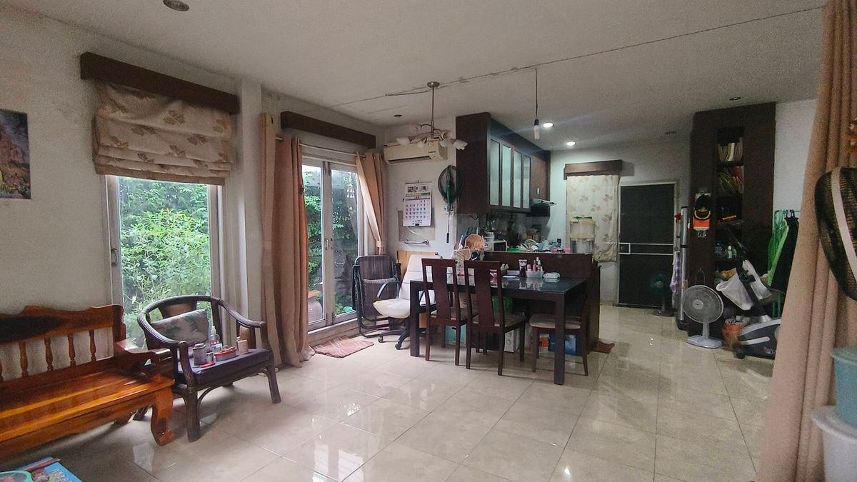 For SaleTownhomePathum Thani,Rangsit, Thammasat : Corner townhouse, large area with koi pond, can park up to 4 cars.