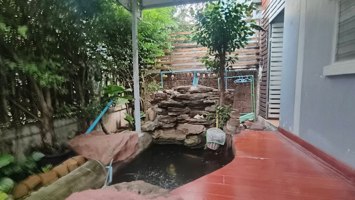 For SaleTownhomePathum Thani,Rangsit, Thammasat : Corner townhouse, large area with koi pond, can park up to 4 cars.