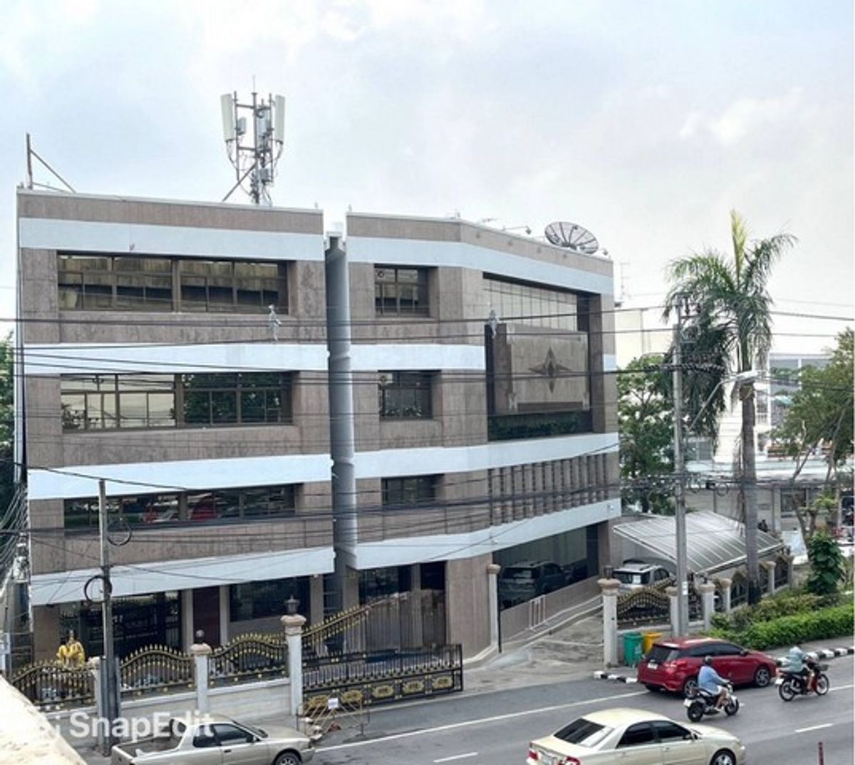 For RentOfficePinklao, Charansanitwong : Code C7774 for rent at 3 -story office building on Boromarajonani Road. Suitable for offices and others