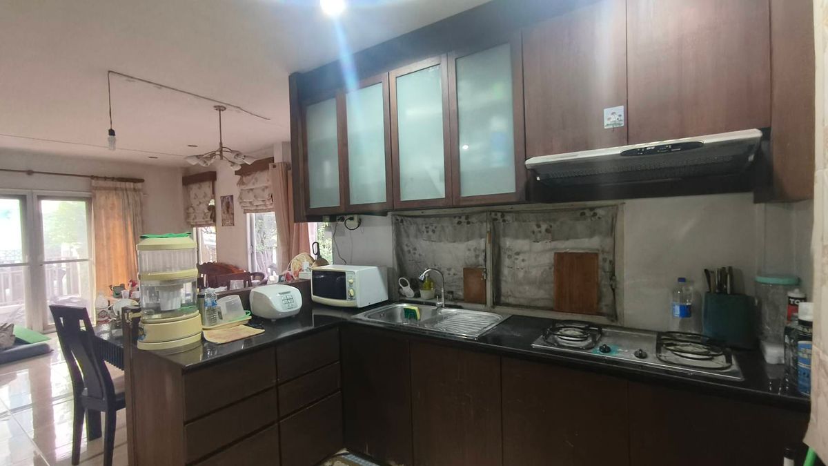 For SaleTownhomePathum Thani,Rangsit, Thammasat : Corner townhouse, large area with koi pond, can park up to 4 cars.