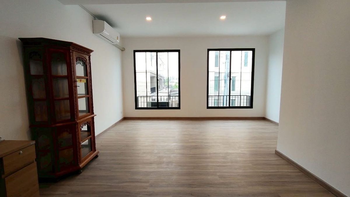 ให้เช่าทาวน์โฮมบางแค เพชรเกษม : ✨ ขาย / ให้เช่า ทาวน์โฮมหรู สไตล์ Colonial Classic บ้านใหม่มาก! ยังไม่เคยอยู่อาศัย ✨