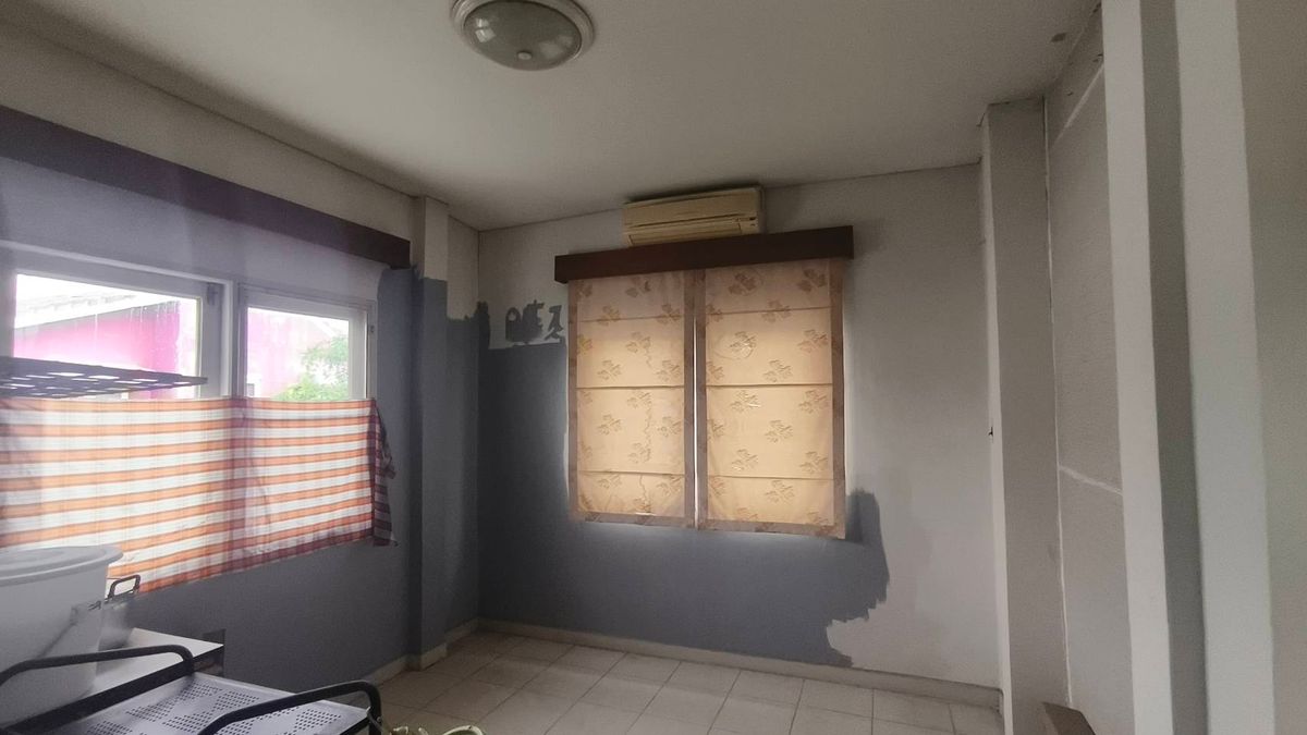 For SaleTownhomePathum Thani,Rangsit, Thammasat : Corner townhouse, large area with koi pond, can park up to 4 cars.