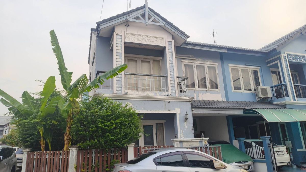 For SaleTownhomePathum Thani,Rangsit, Thammasat : Corner townhouse, large area with koi pond, can park up to 4 cars.